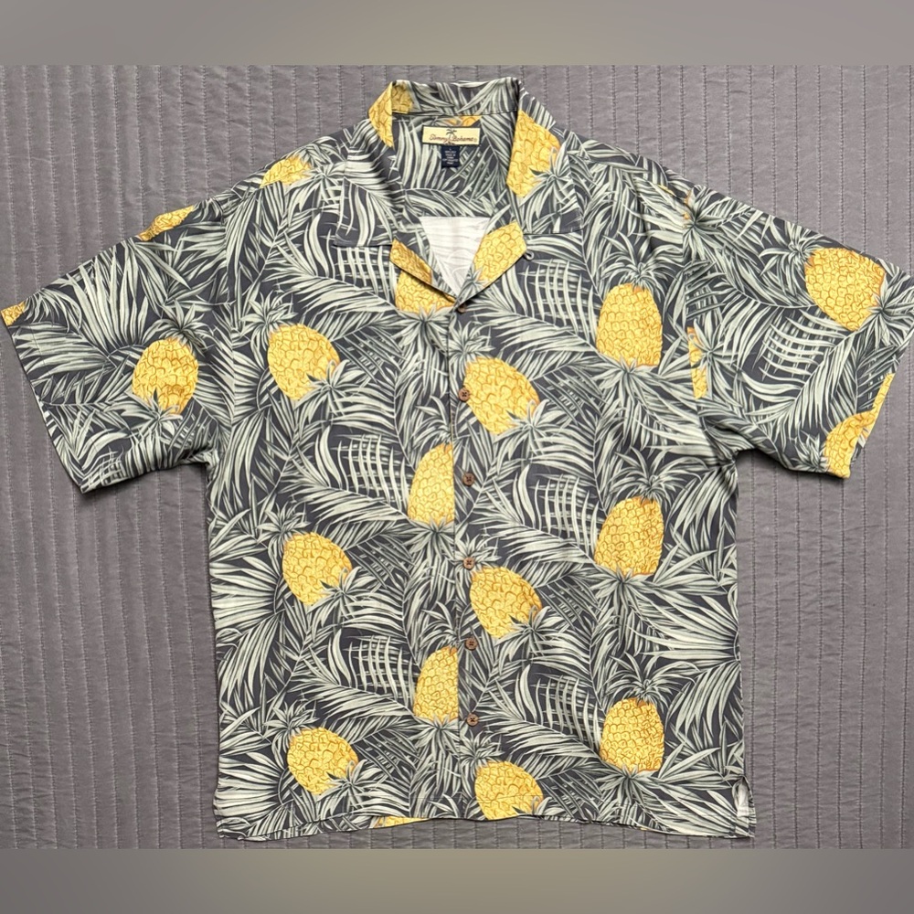 Tommy Bahama Hawaiian shirt 💯 percent silk  🍍 print design